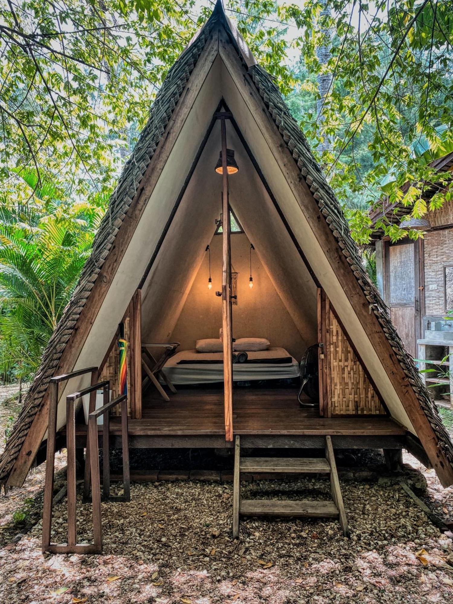 Basa-Basi Lodge Karimunjawa Kültér fotó